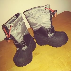 Columbia Waterproof Boys 8 Snow boots.